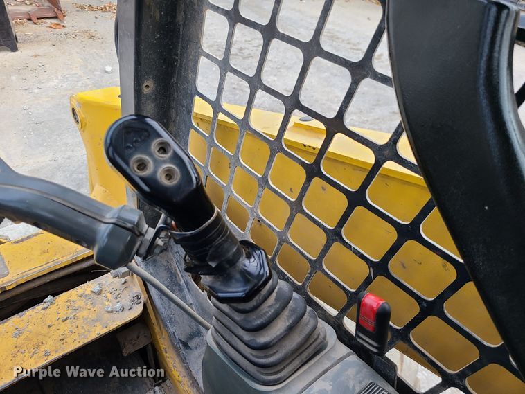 image for item JW9913 2006 Komatsu SK1026-5N  skid steer loader