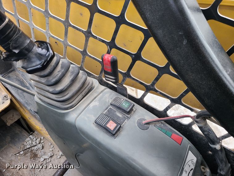 image for item JW9913 2006 Komatsu SK1026-5N  skid steer loader