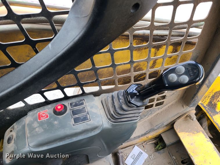 image for item JW9913 2006 Komatsu SK1026-5N  skid steer loader