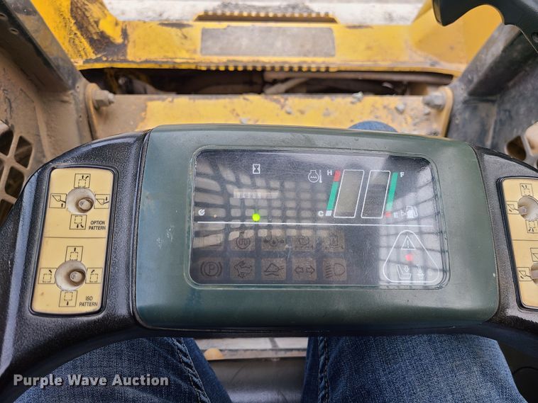 image for item JW9913 2006 Komatsu SK1026-5N  skid steer loader