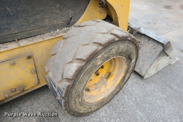 image for item JW9913 2006 Komatsu SK1026-5N  skid steer loader