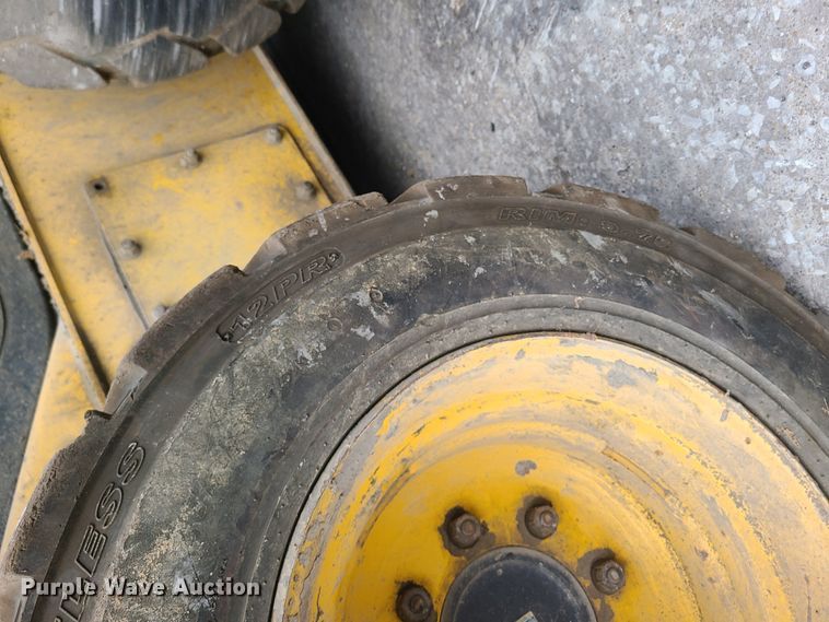image for item JW9913 2006 Komatsu SK1026-5N  skid steer loader