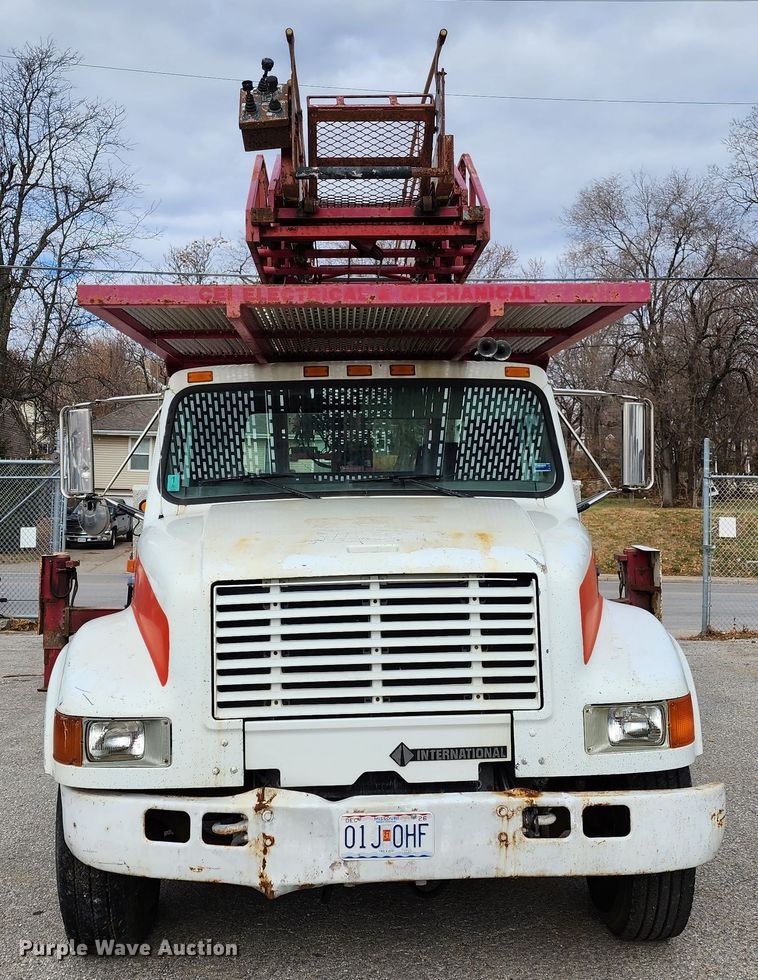 image for item JW9937 2000 International 4700  bucket truck