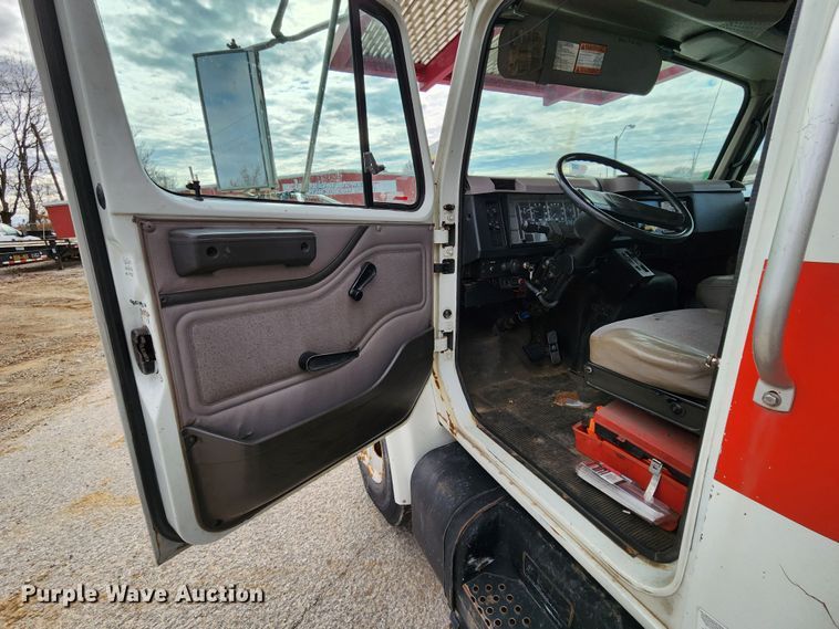 image for item JW9937 2000 International 4700  bucket truck