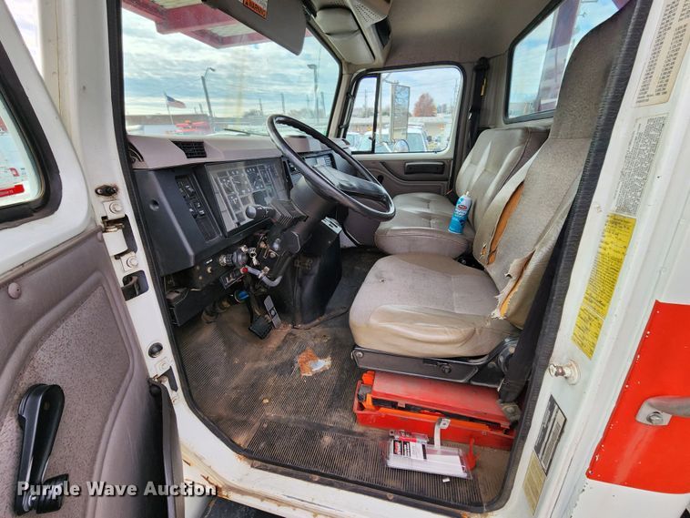 image for item JW9937 2000 International 4700  bucket truck