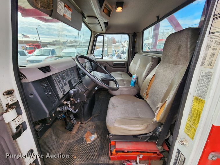 image for item JW9937 2000 International 4700  bucket truck