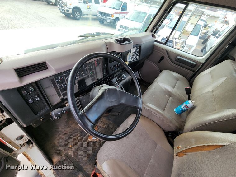 image for item JW9937 2000 International 4700  bucket truck