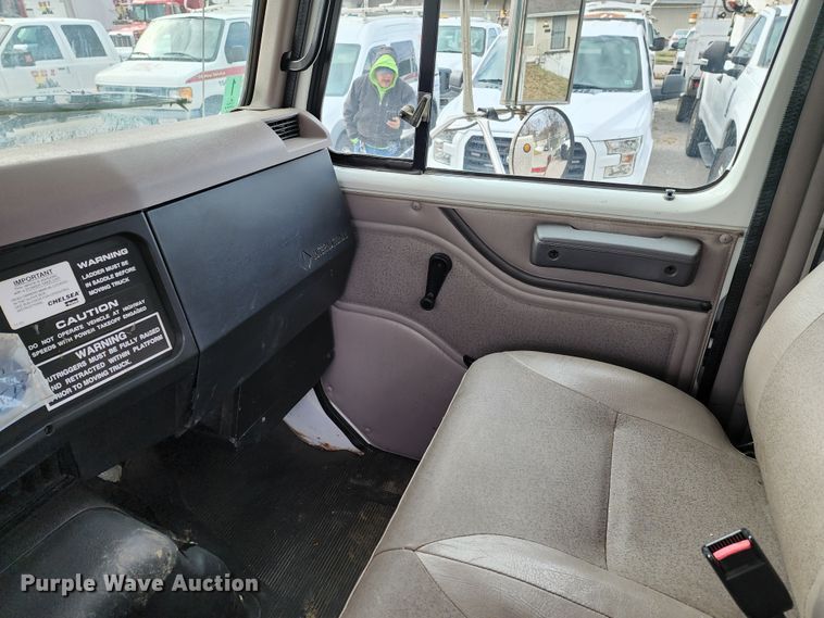 image for item JW9937 2000 International 4700  bucket truck