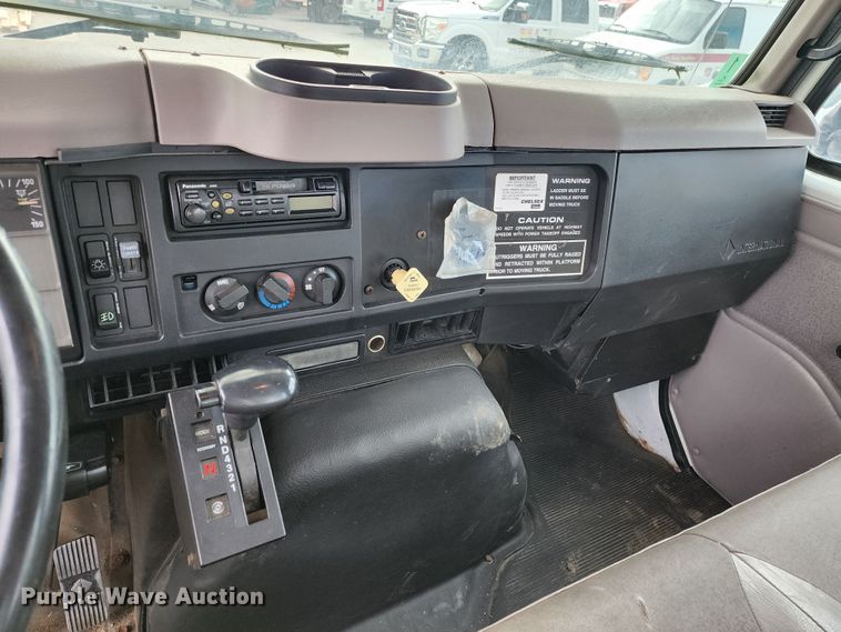 image for item JW9937 2000 International 4700  bucket truck