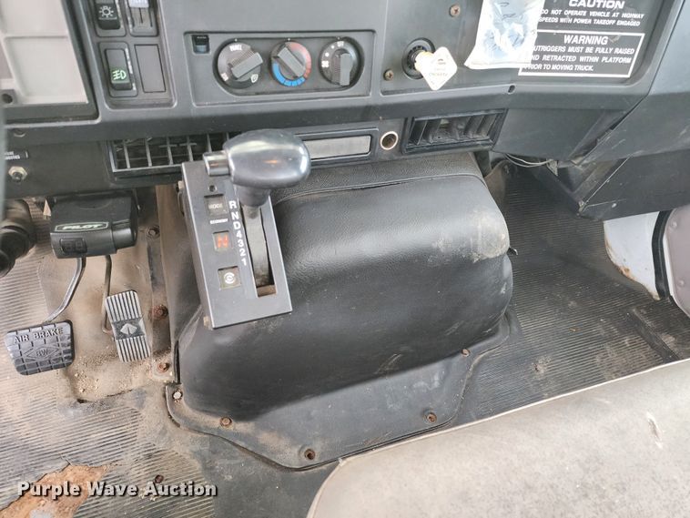 image for item JW9937 2000 International 4700  bucket truck