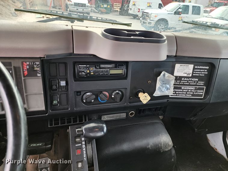 image for item JW9937 2000 International 4700  bucket truck