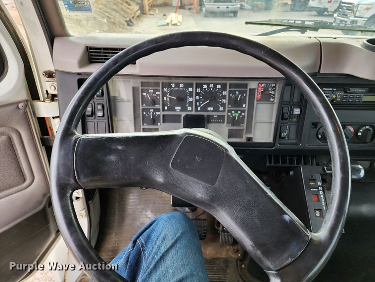 image for item JW9937 2000 International 4700  bucket truck