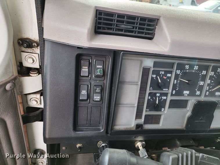 image for item JW9937 2000 International 4700  bucket truck