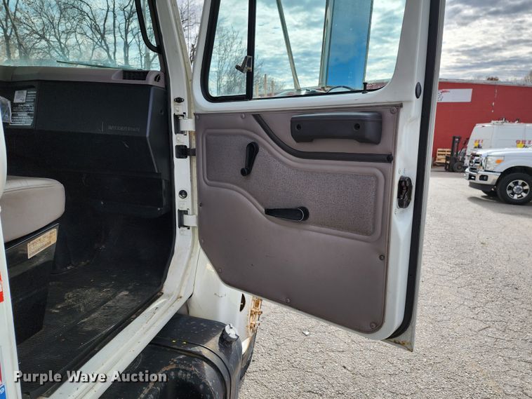 image for item JW9937 2000 International 4700  bucket truck