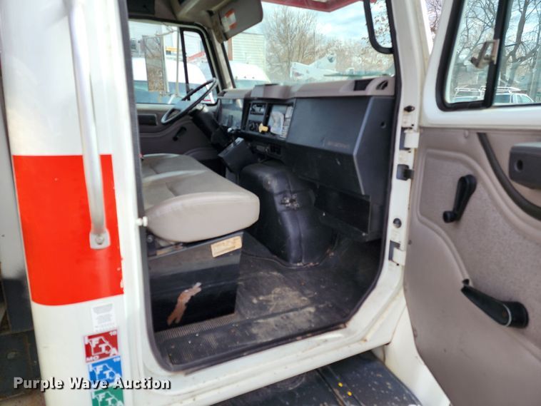 image for item JW9937 2000 International 4700  bucket truck