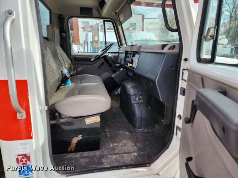 image for item JW9937 2000 International 4700  bucket truck