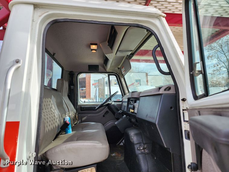 image for item JW9937 2000 International 4700  bucket truck