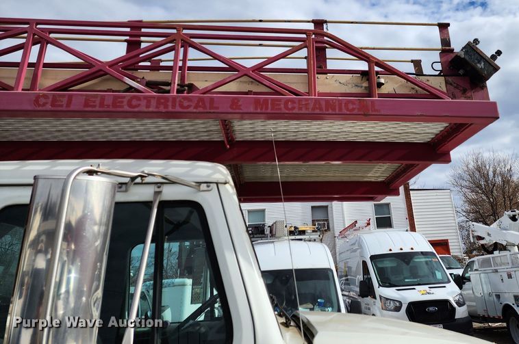 image for item JW9937 2000 International 4700  bucket truck