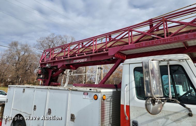 image for item JW9937 2000 International 4700  bucket truck