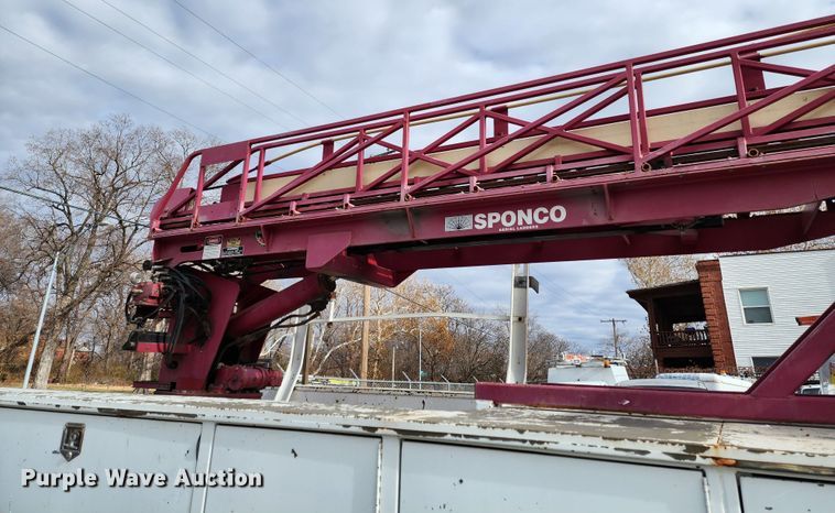 image for item JW9937 2000 International 4700  bucket truck