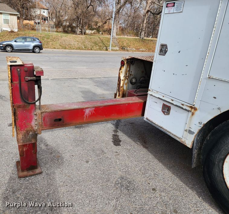 image for item JW9937 2000 International 4700  bucket truck