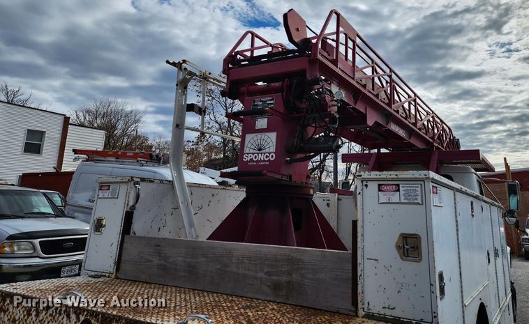 image for item JW9937 2000 International 4700  bucket truck