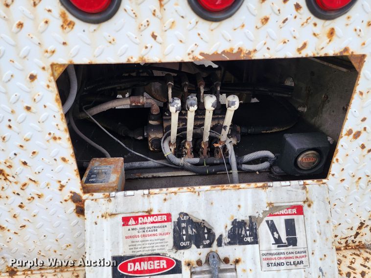 image for item JW9937 2000 International 4700  bucket truck