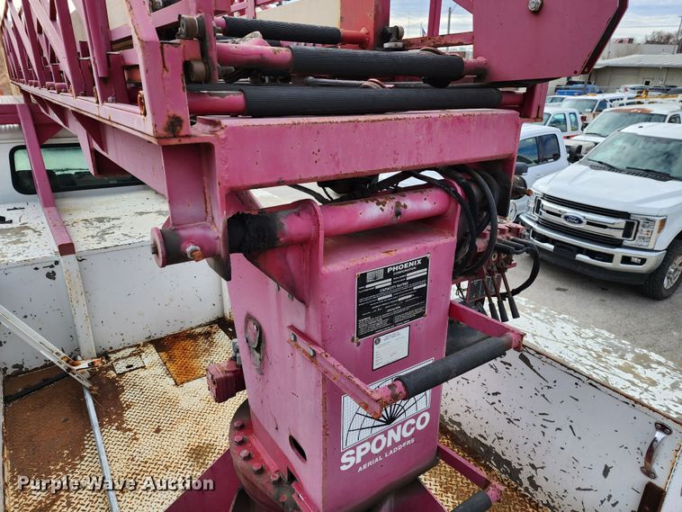 image for item JW9937 2000 International 4700  bucket truck