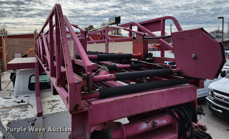 image for item JW9937 2000 International 4700  bucket truck