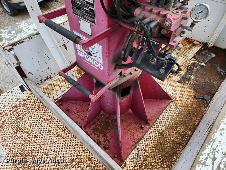 image for item JW9937 2000 International 4700  bucket truck