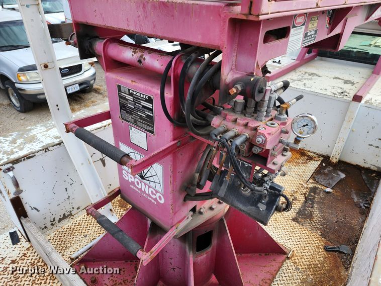 image for item JW9937 2000 International 4700  bucket truck