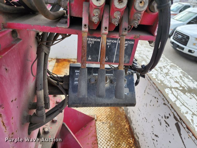 image for item JW9937 2000 International 4700  bucket truck