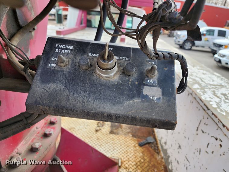 image for item JW9937 2000 International 4700  bucket truck