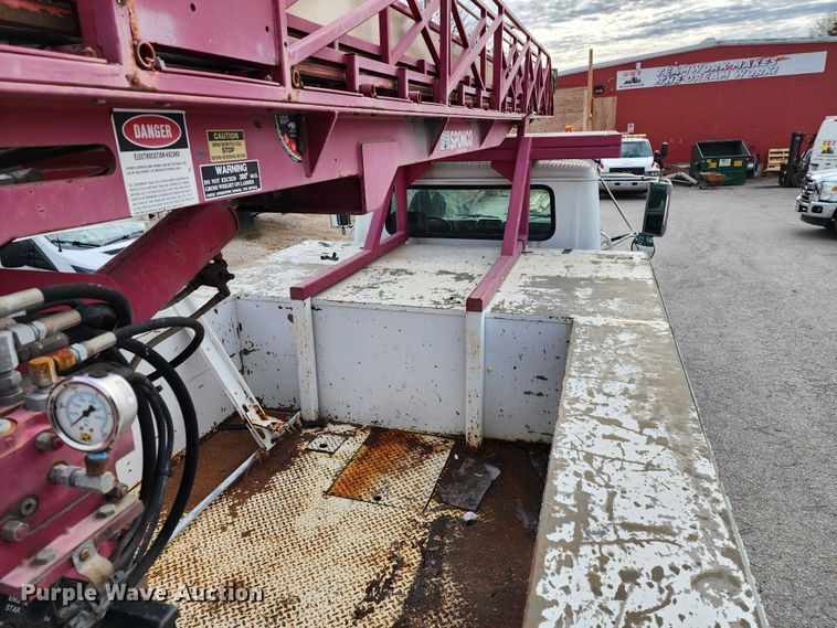 image for item JW9937 2000 International 4700  bucket truck