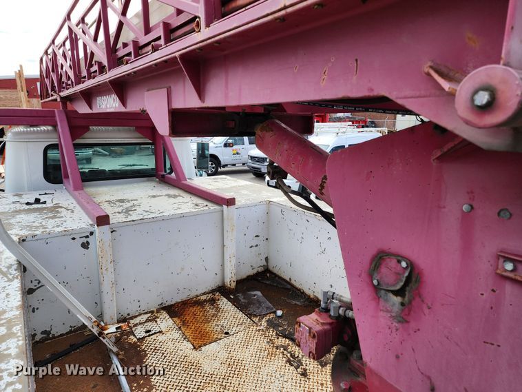 image for item JW9937 2000 International 4700  bucket truck