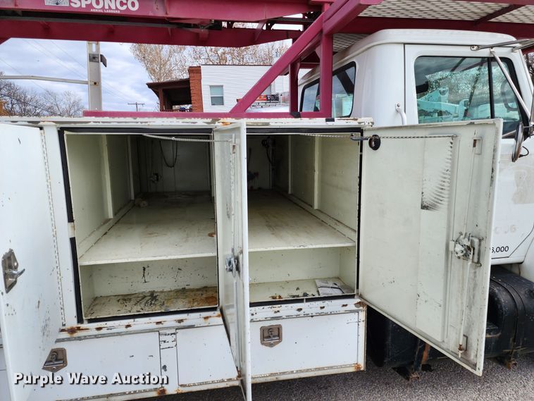 image for item JW9937 2000 International 4700  bucket truck