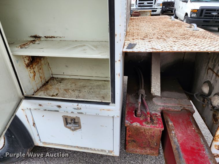 image for item JW9937 2000 International 4700  bucket truck