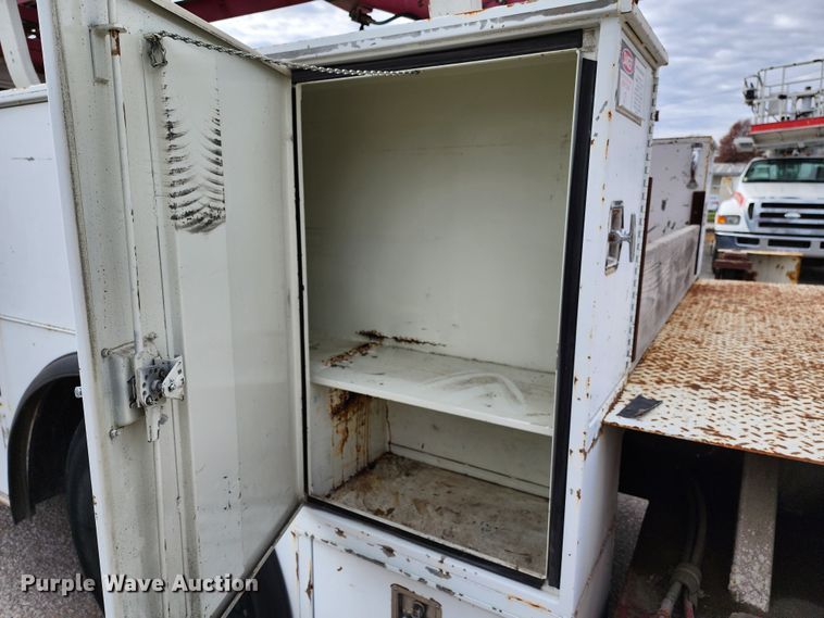 image for item JW9937 2000 International 4700  bucket truck