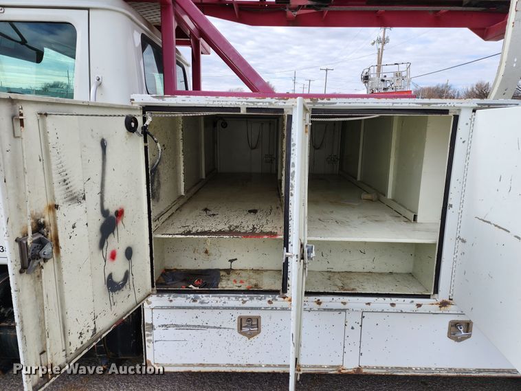 image for item JW9937 2000 International 4700  bucket truck