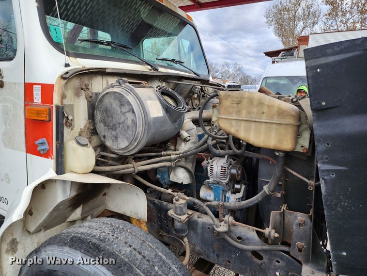 image for item JW9937 2000 International 4700  bucket truck