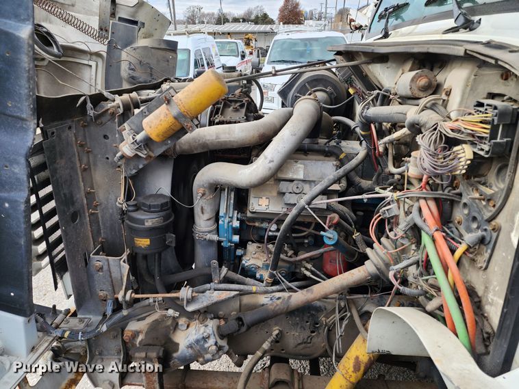 image for item JW9937 2000 International 4700  bucket truck