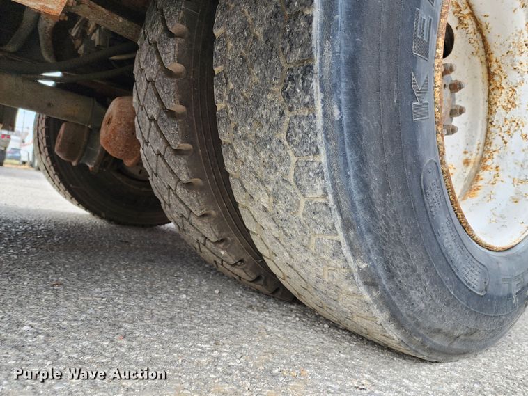 image for item JW9937 2000 International 4700  bucket truck