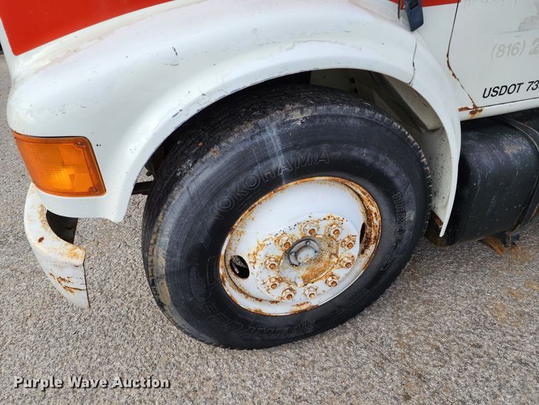 image for item JW9937 2000 International 4700  bucket truck