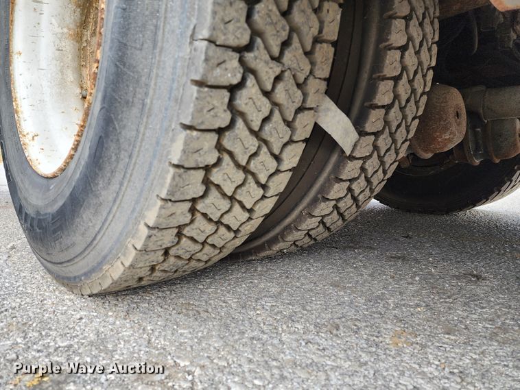 image for item JW9937 2000 International 4700  bucket truck