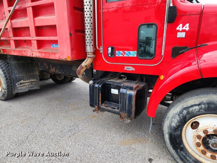 image for item JW9938 2007 Peterbilt 335  dump truck