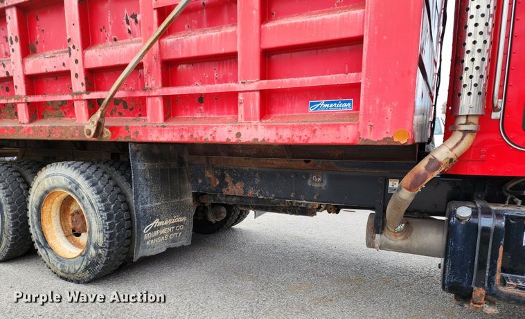 image for item JW9938 2007 Peterbilt 335  dump truck