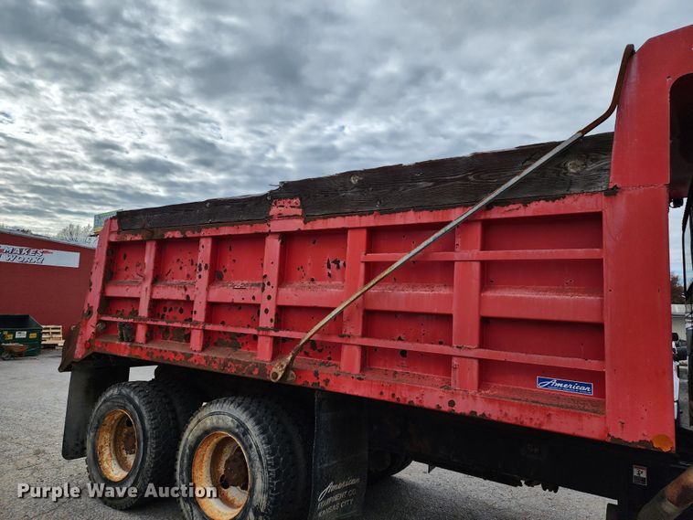 image for item JW9938 2007 Peterbilt 335  dump truck