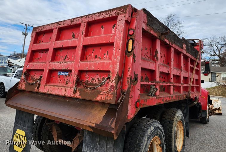 image for item JW9938 2007 Peterbilt 335  dump truck