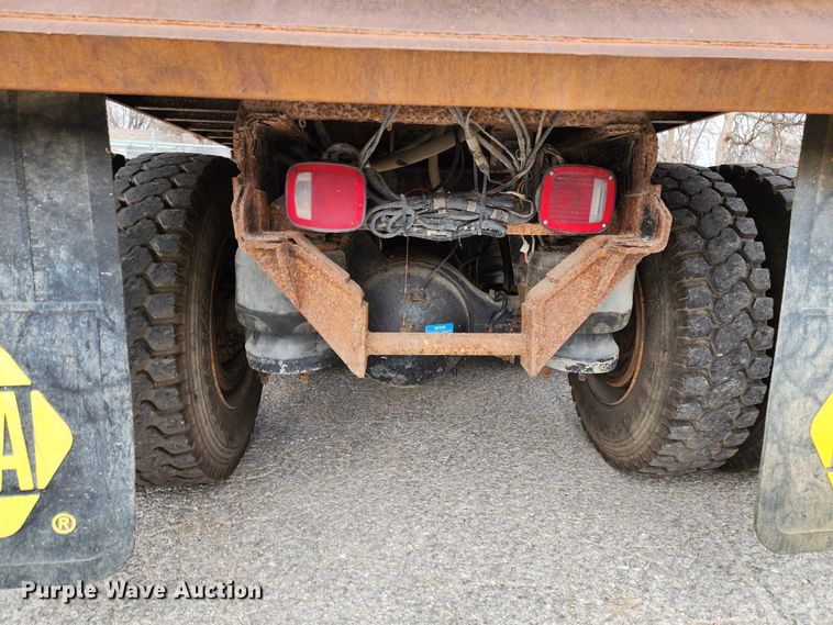 image for item JW9938 2007 Peterbilt 335  dump truck