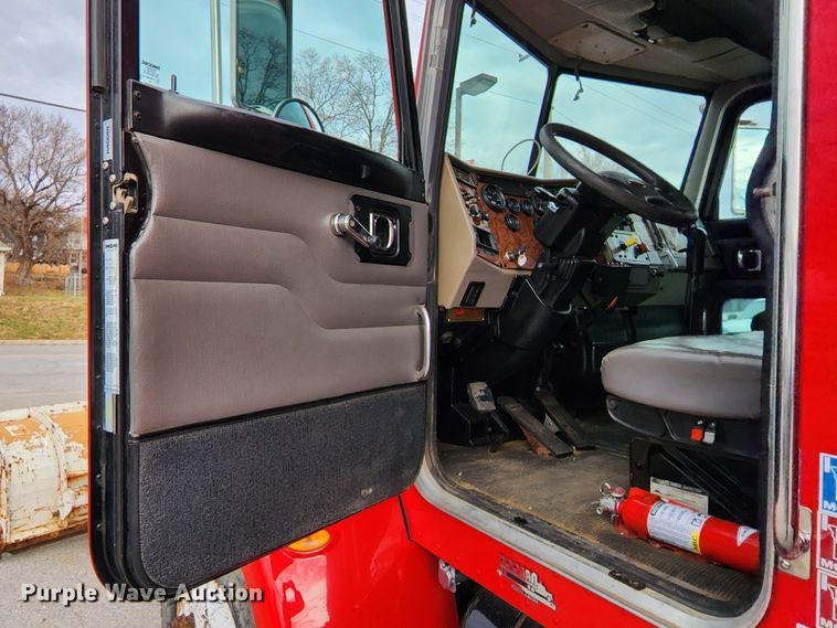 image for item JW9938 2007 Peterbilt 335  dump truck